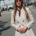 Bež sa prugama i braon detaljima